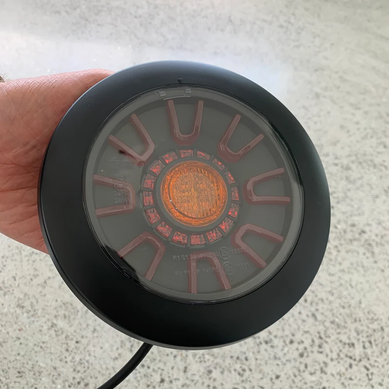Fanale posteriore rotondo scuro Fristom con stop, posizione e indicatore di direzione / copertura nera