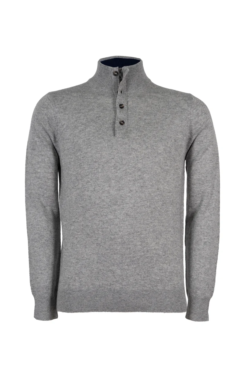 Pullover in misto cachemire con collo alto chiuso da mezza zip e 4 bottoni