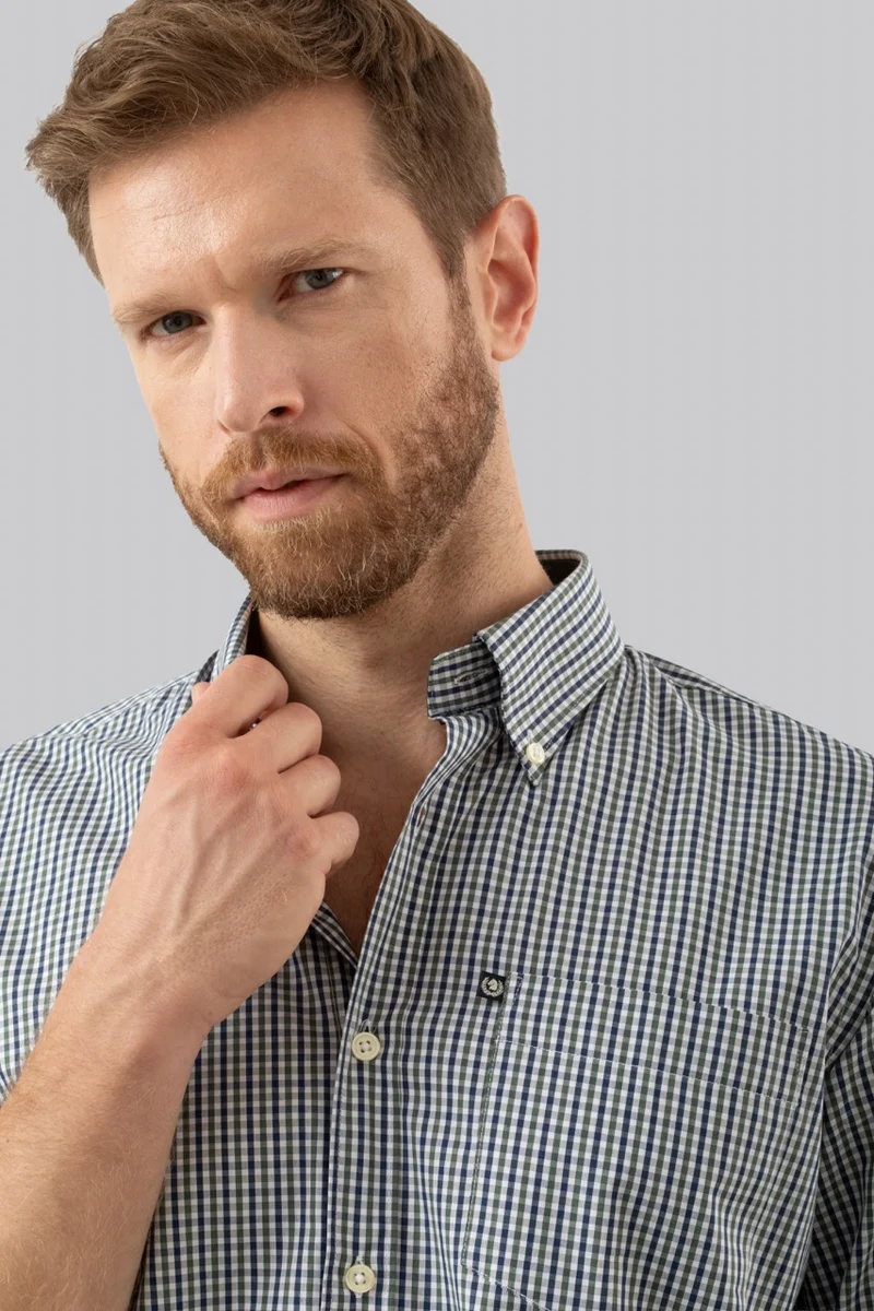 Camicia button down con taschino in popeline fantasia micro quadri