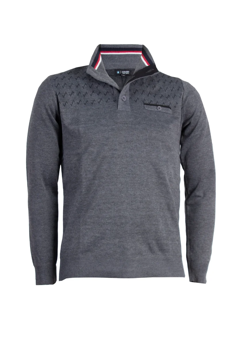 Pullover con collo alto chiuso da bottoni, trama fantasia e taschino sul petto