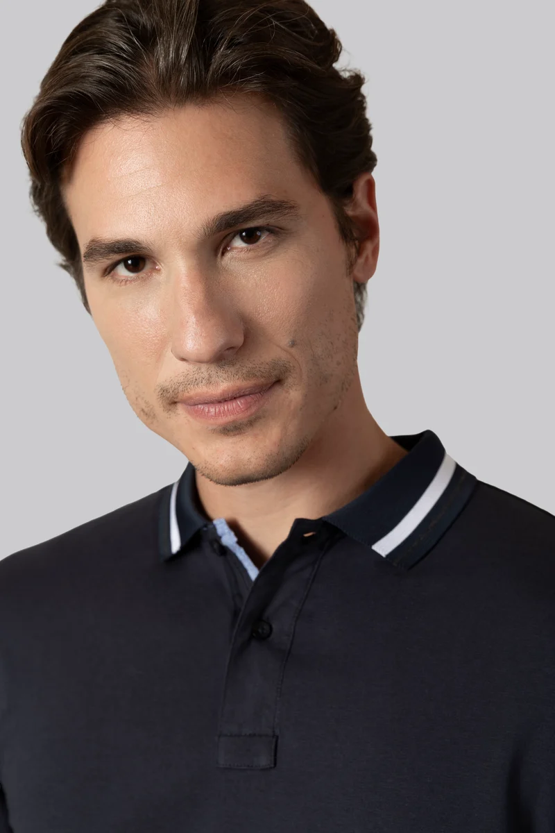 Polo in jersey BiStretch con dettaglio a contrasto su collo