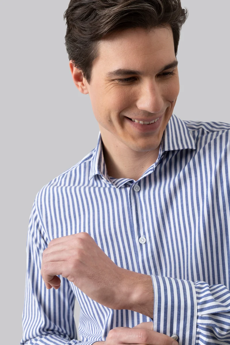 Camicia collo classico in cotone stretch fantasia riga blu e bianco