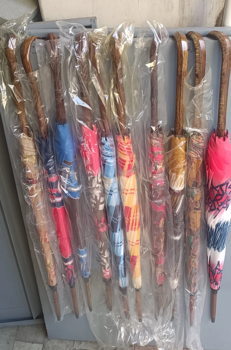 Offerta super. Dieci ombrelli vintage da donna anni sessanta, fantasie diverse. Un'idea per regali di Natale. 3kg.