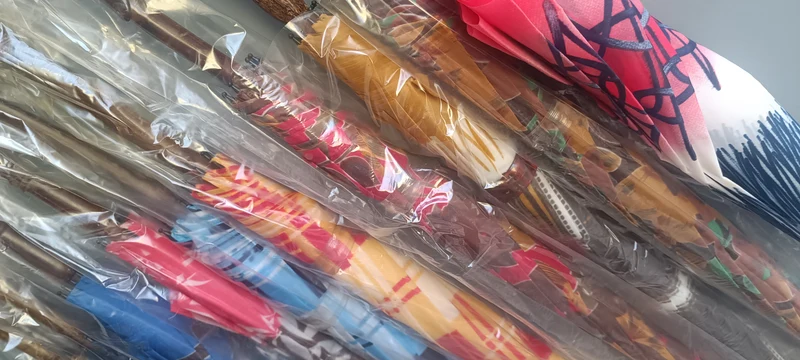 Offerta super. Dieci ombrelli vintage da donna anni sessanta, fantasie diverse. Un'idea per regali di Natale. 3kg.