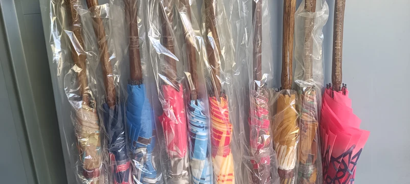 Offerta super. Dieci ombrelli vintage da donna anni sessanta, fantasie diverse. Un'idea per regali di Natale. 3kg.