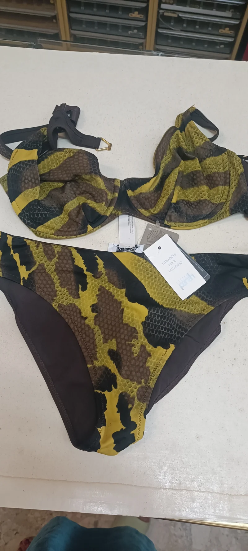 Offerta del giorno. Bikini Parah Impronte fantasia in foto. Taglia 48. Ultimo pezzo disponibile. 300g..