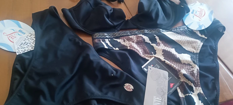 Proposta del giorno. Tris da mare composto da bikini Liabel nero taglia 46 con pezzo singolo a fantasia abbinabile della Parah tag. 44. A prezzo super scontato. 350 g..
