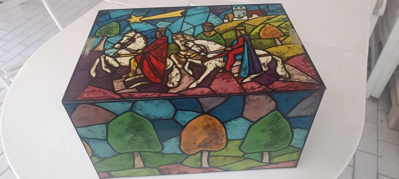 Scatola di latta vintage, cm. 26 x 37 X20 di altezza. A tema natalizio della Motta. Il coperchio è predisposto per essere appeso al muro. 1,4 kg.