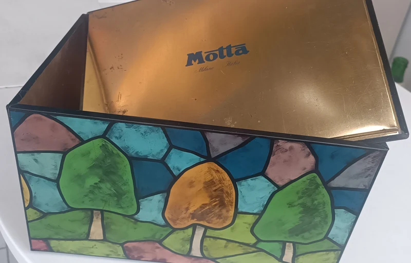 Scatola di latta vintage, cm. 26 x 37 X20 di altezza. A tema natalizio della Motta. Il coperchio è predisposto per essere appeso al muro. 1,4 kg.