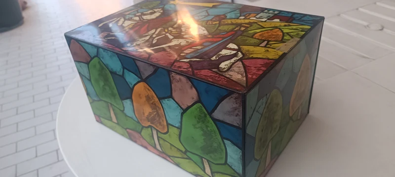 Scatola di latta vintage, cm. 26 x 37 X20 di altezza. A tema natalizio della Motta. Il coperchio è predisposto per essere appeso al muro. 1,4 kg.