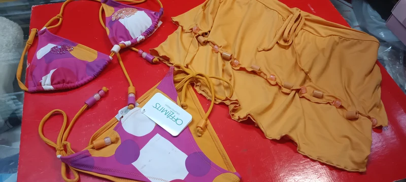 Parah OffLimits bikini fantasia con paillettes con gonnellino copricostume. Elegante e pratico completo da spiaggia. Taglia 44. Prezzo scontato. 500g.