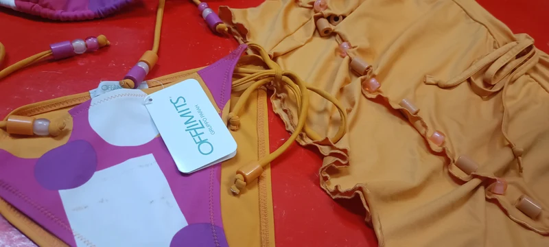 Parah OffLimits bikini fantasia con paillettes con gonnellino copricostume. Elegante e pratico completo da spiaggia. Taglia 44. Prezzo scontato. 500g.