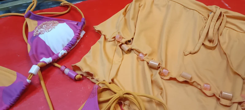 Parah OffLimits bikini fantasia con paillettes con gonnellino copricostume. Elegante e pratico completo da spiaggia. Taglia 44. Prezzo scontato. 500g.