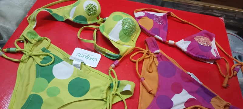 Offerta super. Due bikini di gran marca, Parah OffLimits, fantasia con paillettes, uno rosa e l'altro verde, taglia 42. 200 g.