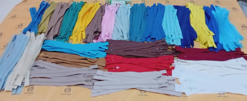 Offerta super. 260 cerniere lampo, 10 per colore, marca YKK, cursore in metallo, catena in nylon, 400g.