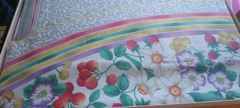 Tovaglia vintage in puro cotone, fantasia floreale, rotonda, 180 x 180 otto tovaglioli. 700g.