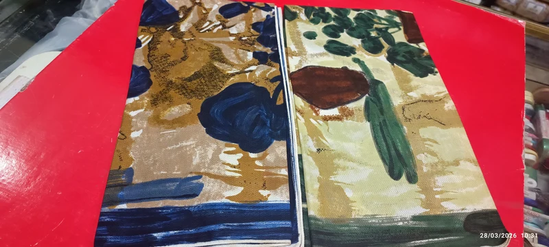 Due foulard vintage di seta, cm 72 x 72. Una fantasia sul verde e una sul blu. 350g.