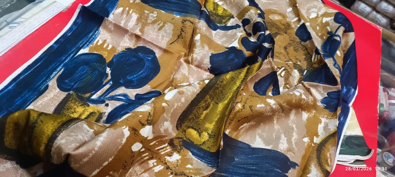 Due foulard vintage di seta, cm 72 x 72. Una fantasia sul verde e una sul blu. 350g.