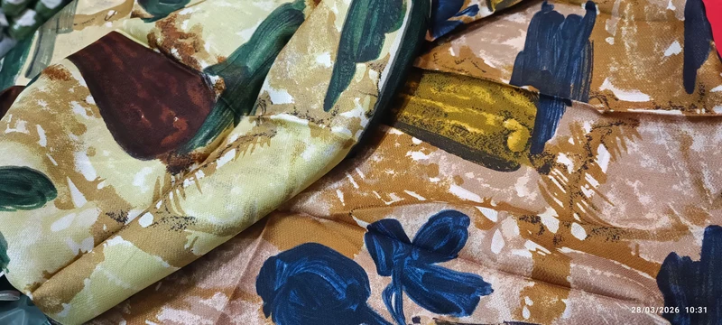 Due foulard vintage di seta, cm 72 x 72. Una fantasia sul verde e una sul blu. 350g.