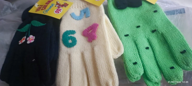Tre paia di guanti ragazza. Caldi e pratici, dal 5 al 7.200g.