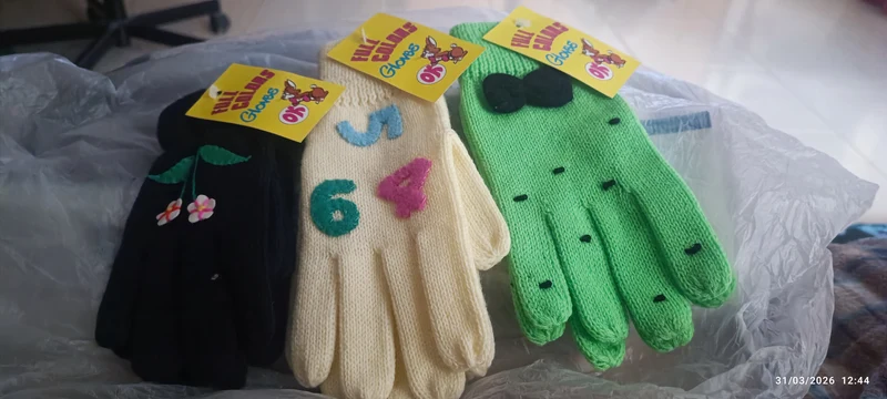 Tre paia di guanti ragazza. Caldi e pratici, dal 5 al 7.200g.