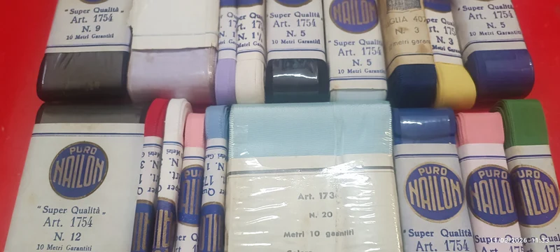 Mini stock di 18 rotoli da 10 metri di nastro vintage di nylon di diverse dimensioni e colori in foto. 380 g.