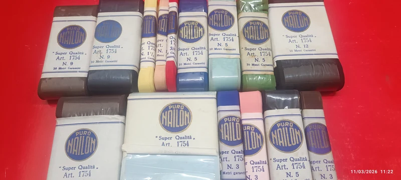 Mini stock di 15 rotoli di 10 metri di nastro vintage di nylon, colori e dimensioni in foto. 300g.