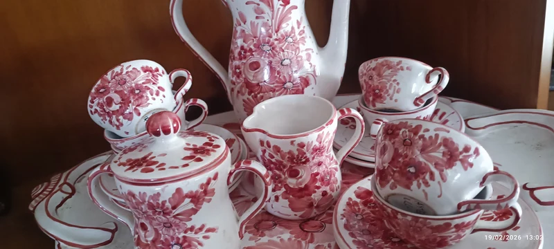 Vintage Ceramiche di Castelli. Set composto da vassoio, bricco caffè, zuccheriera, bricco latte, sette tazzine con piattino. Servizio Ceramiche di Castelli finemente decorato. 5 kg.