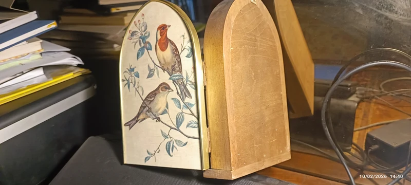 Vintage. Armadietto in legno portachiavi con sportello anteriore decorato, da appendere a parete 700g.
