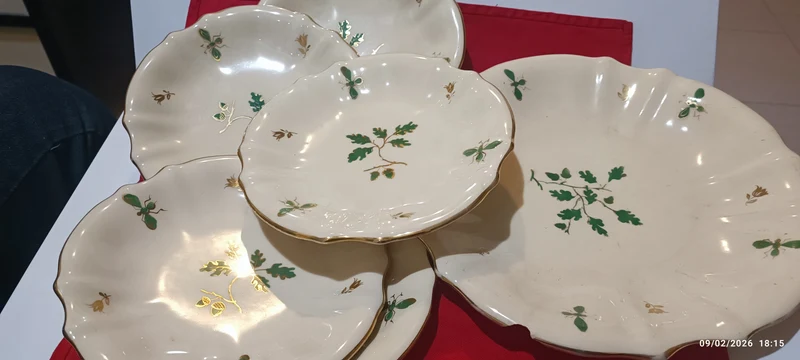 Vintage anni cinquanta. Servizio da dolce in ceramica di Sesto Fiorentino La Colonnata. Bordo oro, piatto torta(con piccola sbeccatuta) e cinque piatti dolce. 2 kg.