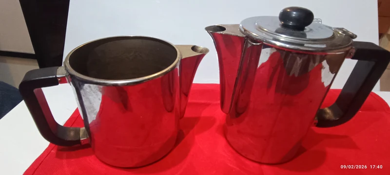 Vintage. Due caraffe cromate Alessi. 500g.