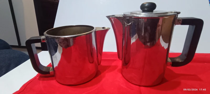 Vintage. Due caraffe cromate Alessi. 500g.