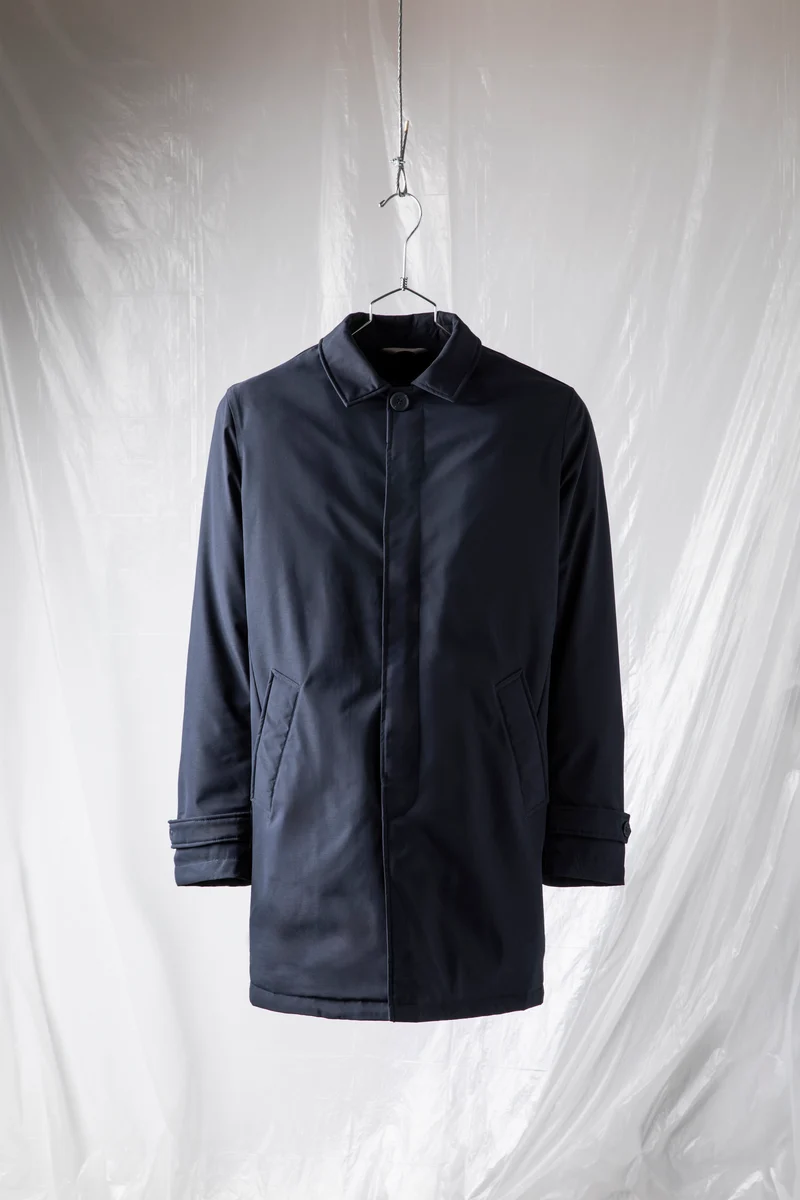 Cappotto tecnico con imbottitura thermosaldata e bottoni in tono colore