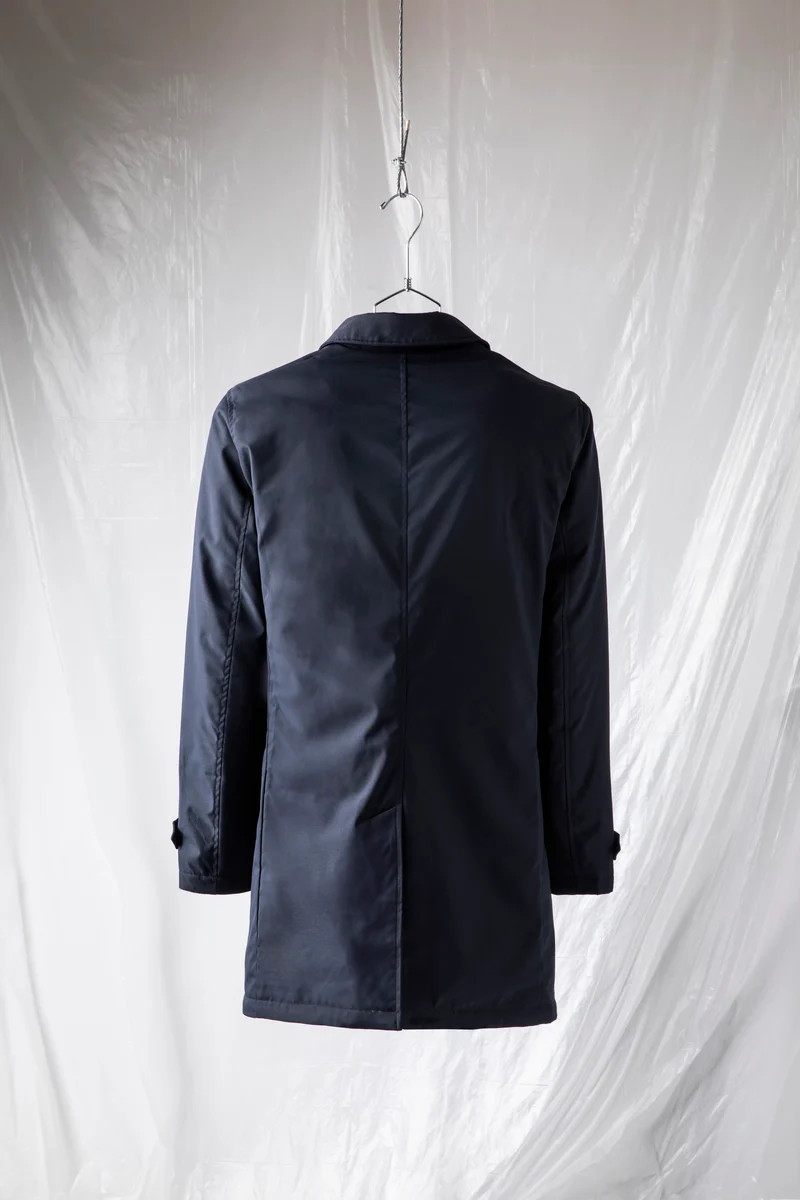 Cappotto tecnico con imbottitura thermosaldata e bottoni in tono colore