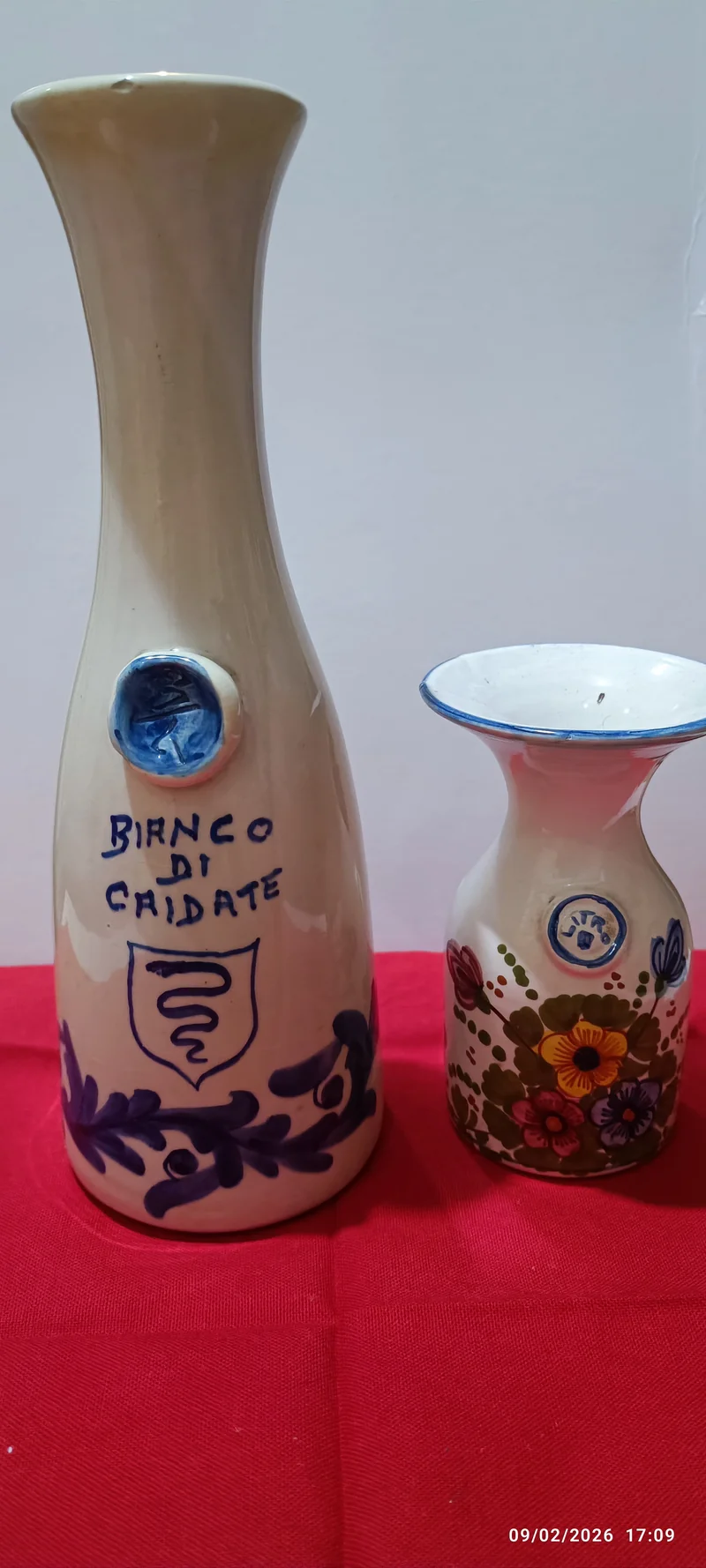 Vintage anni sessanta. Due caraffe per vino in ceramica pregiata. 800g.