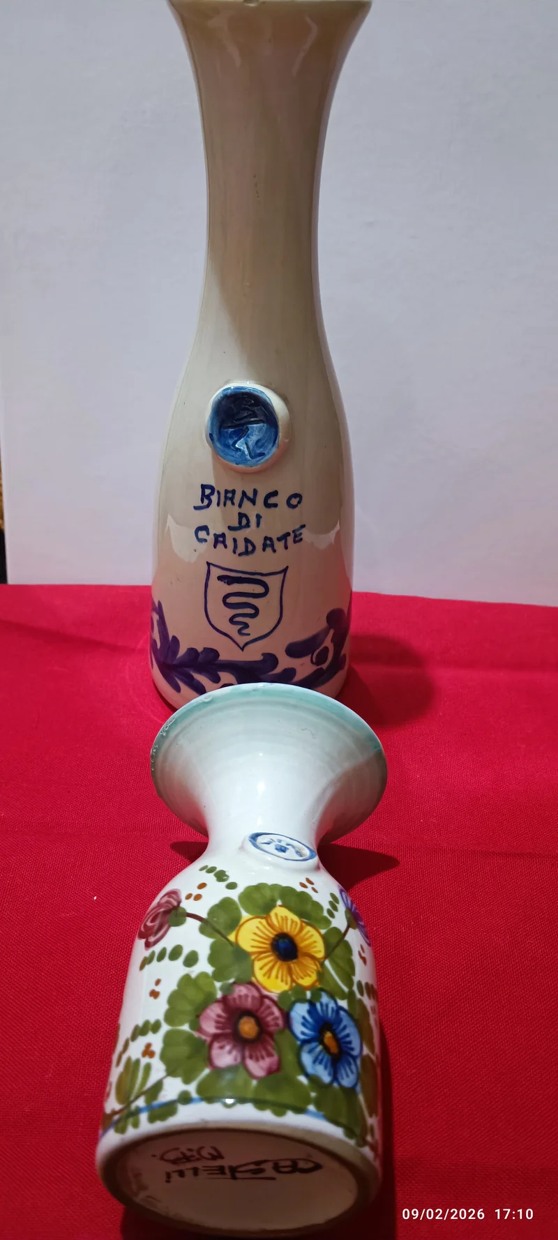 Vintage anni sessanta. Due caraffe per vino in ceramica pregiata. 800g.