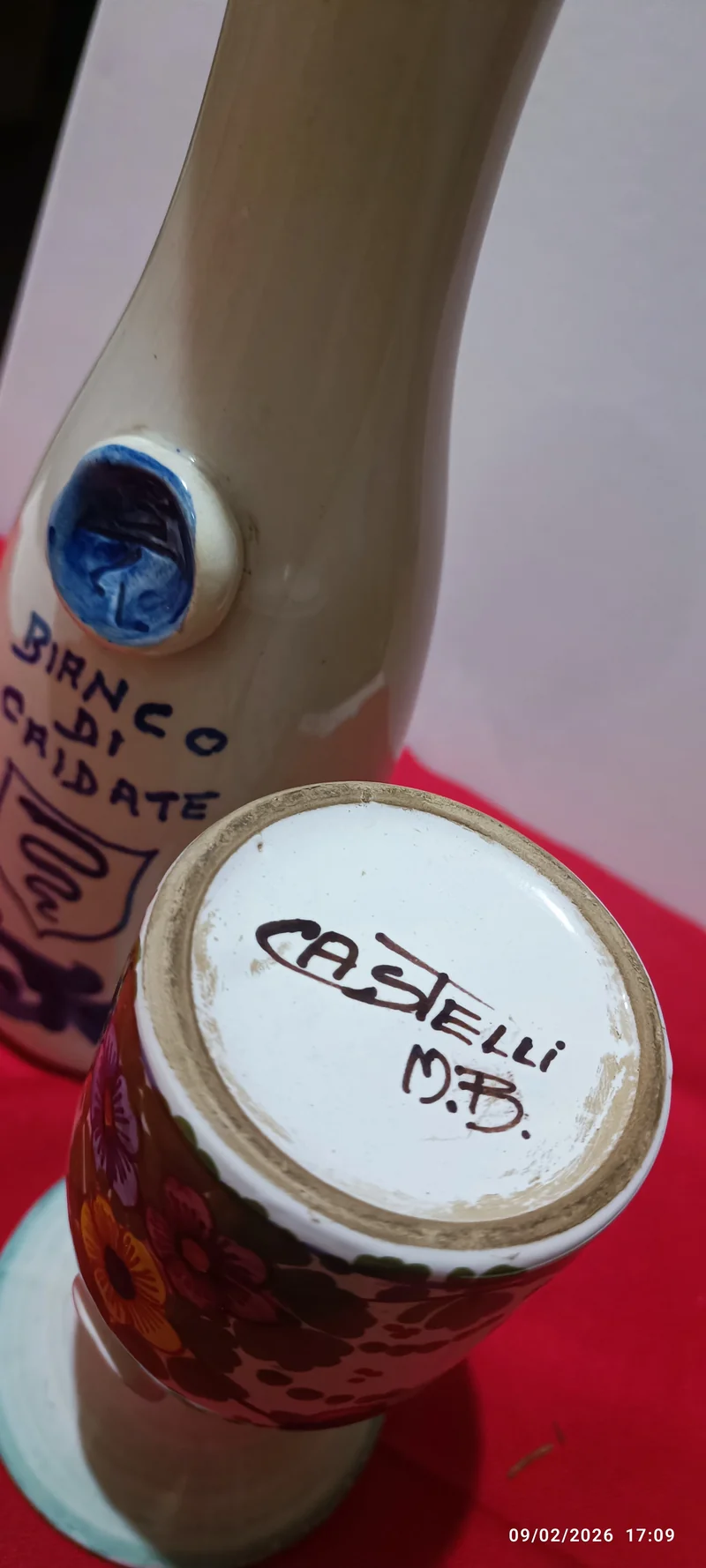 Vintage anni sessanta. Due caraffe per vino in ceramica pregiata. 800g.
