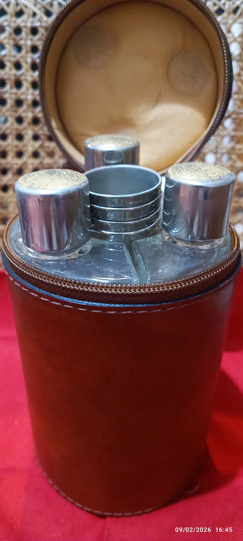 Vintage anni sessanta. Set da viaggio in cuoio composto da tre flaconi per liquore e da quattro bicchierini. 1,3 kg.