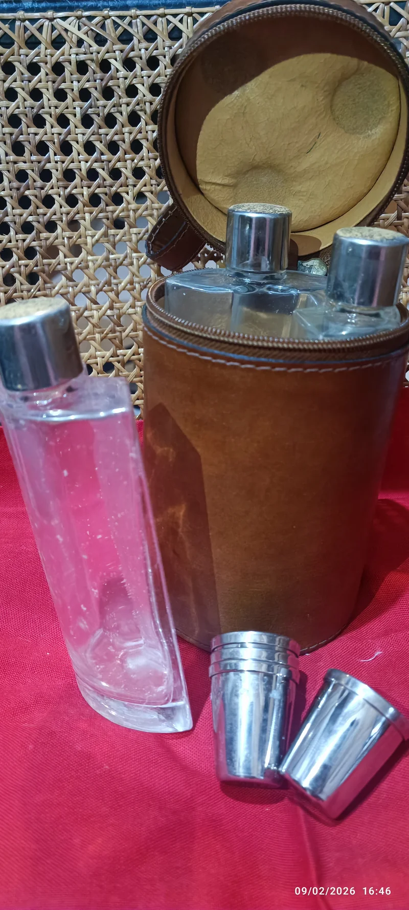 Vintage anni sessanta. Set da viaggio in cuoio composto da tre flaconi per liquore e da quattro bicchierini. 1,3 kg.