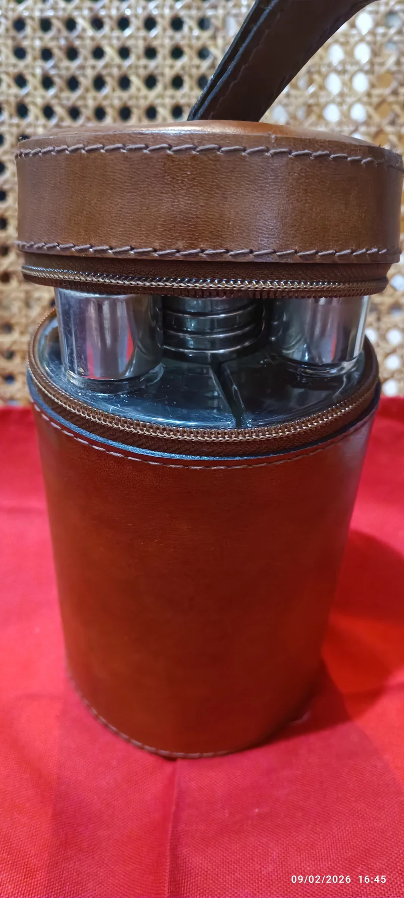 Vintage anni sessanta. Set da viaggio in cuoio composto da tre flaconi per liquore e da quattro bicchierini. 1,3 kg.