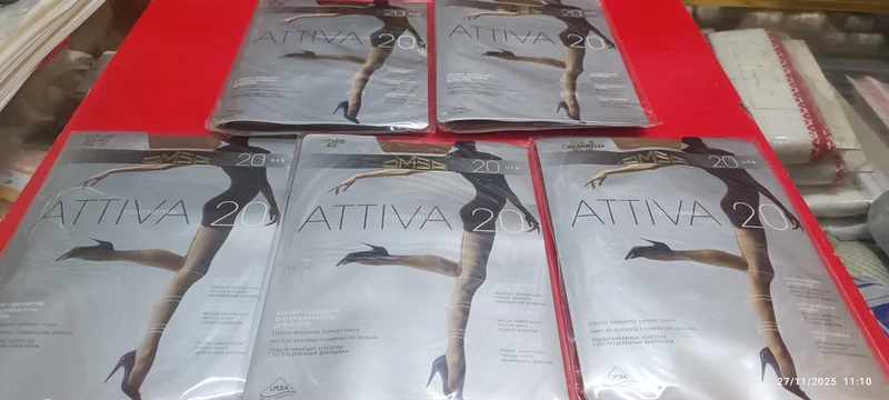Cinque collant OMSA Attiva 20, riposante a compressione graduata, taglia IV. Colori: daino, sierra, cammello, camoscio e Lola. 200 g.