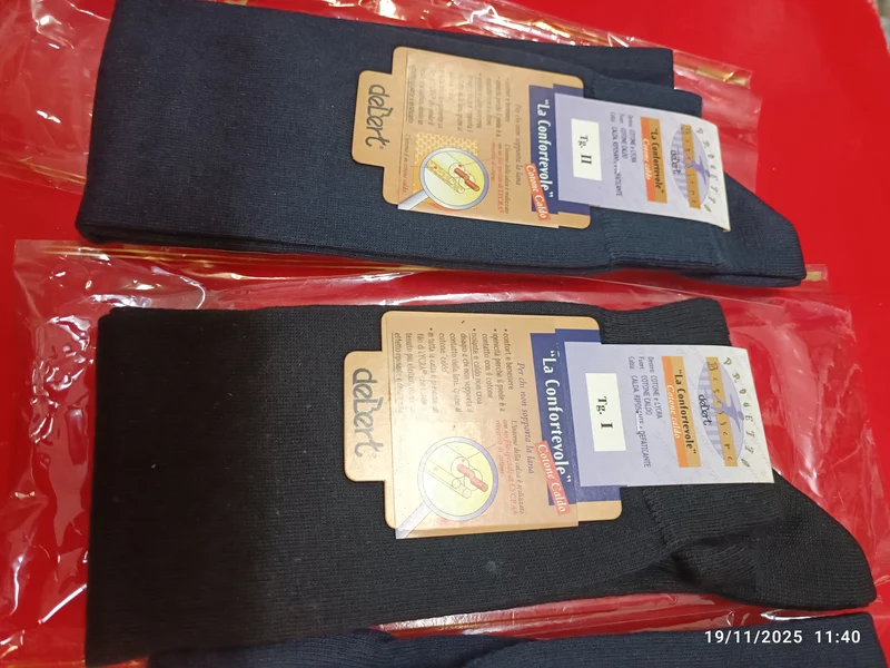 Calza di alta classe DeBert, "La Confortevole" riposante e defatigante, cotone e lycra dentro e cotone caldo fuori, taglia II(42/43)) e tagliaI (41/42). Colore blu e nero. 80 g.