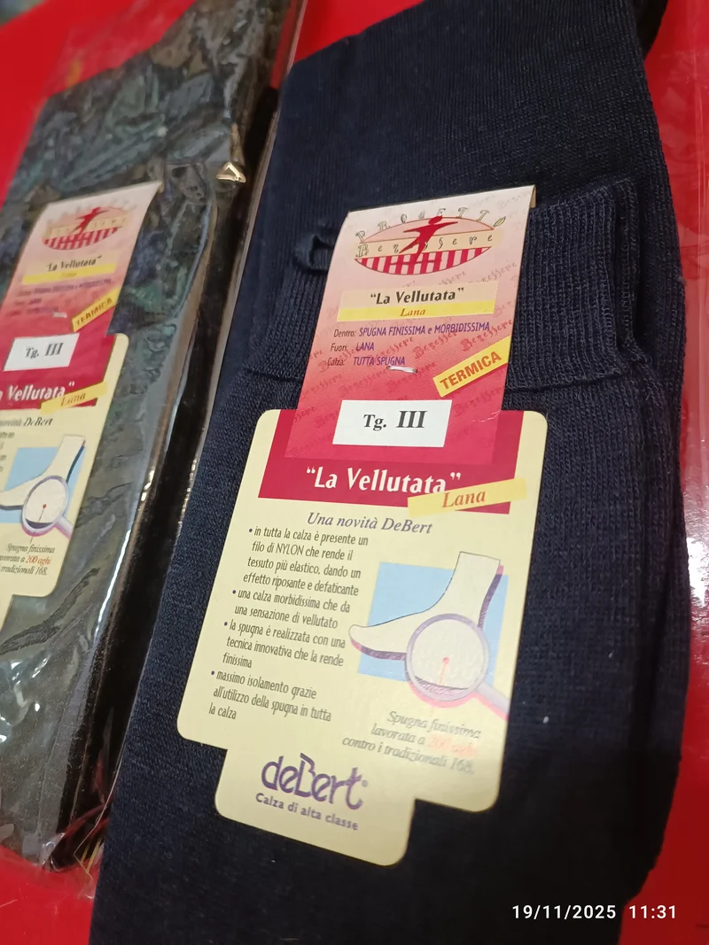 Calza di alta classe DeBert, "La Vellutata" riposante e defatigante, lana e spugna morbidissima, taglia III (44/45). Colore blu. 80 g.