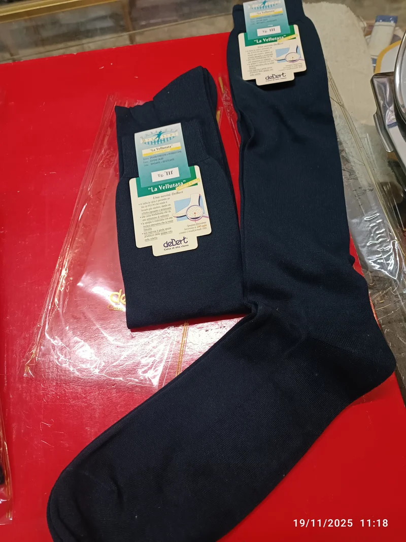 Calza di alta classe DeBert, "La Vellutata" riposante e defatigante, cotone e spugna morbidissima, taglia III (44/45) e II (42/43). Colore blu. 80 g.