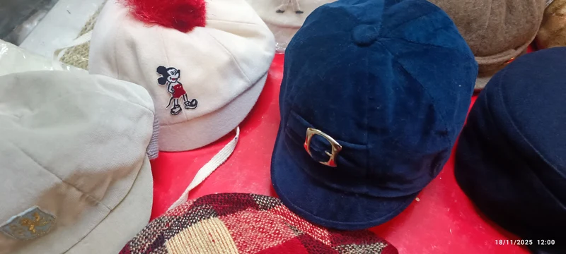Stock di 50 cappellini vintage bimbo e bimba, 5kg.