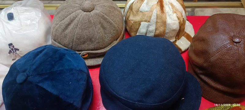 Stock di 50 cappellini vintage bimbo e bimba, 5kg.