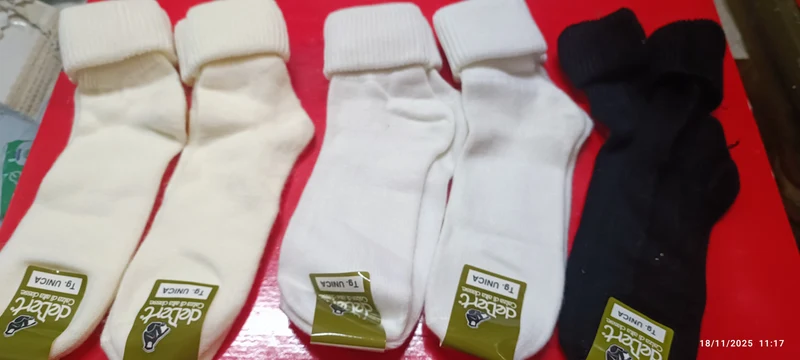Set di cinque paia di calze super elastiche "as cashmere" del calzificio DeBert. Due bianche, due panna e un paio nere.Taglia unica. 300g.