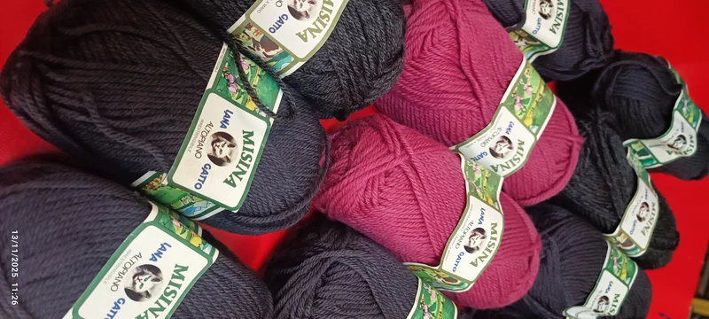 lana Gatto Misina Altopiano in mix di grigi e rosa( 10 gomitoli grigio, 2 grigio melange e due rosa acceso). 650 g.