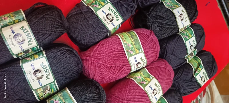 lana Gatto Misina Altopiano in mix di grigi e rosa( 10 gomitoli grigio, 2 grigio melange e due rosa acceso). 650 g.