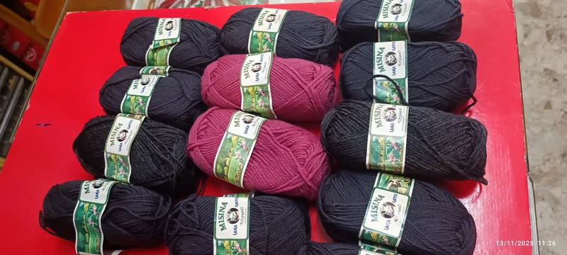 lana Gatto Misina Altopiano in mix di grigi e rosa( 10 gomitoli grigio, 2 grigio melange e due rosa acceso). 650 g.